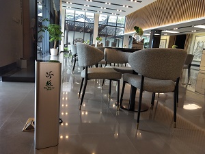售楼营销大厅内的立式香薰机，既可以提升品牌形象又可以修饰空间的视觉感官